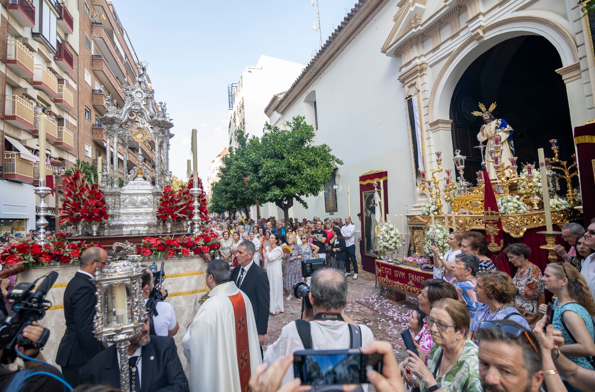 El Corpus Christi de Huelva recorre las calles bajo un intenso calor ...