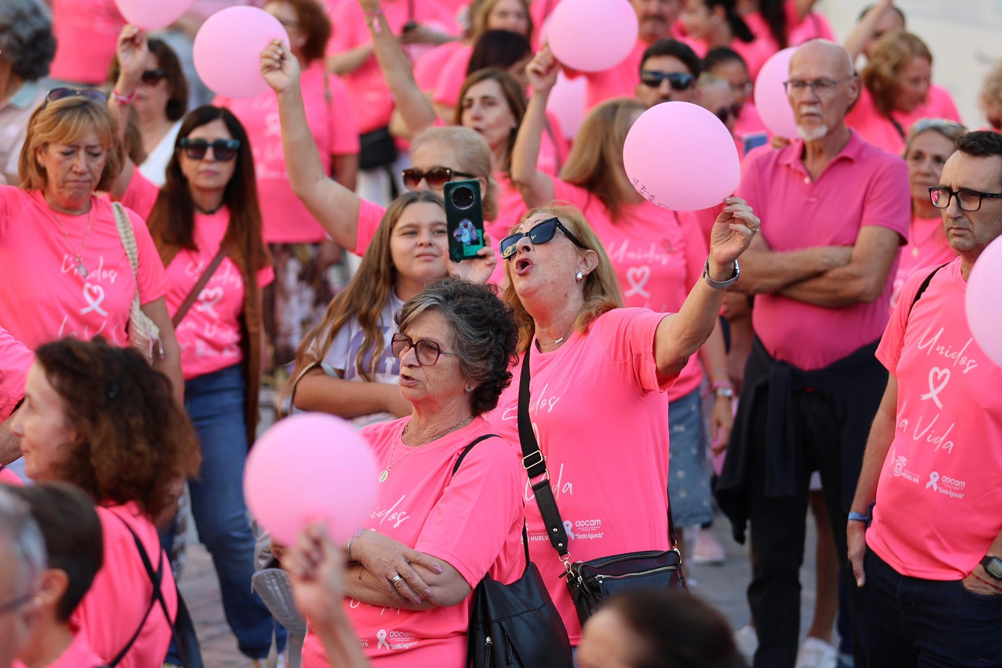 La ciudad se viste de rosa en el Día Mundial del Cáncer de Mama - HUELVA TV