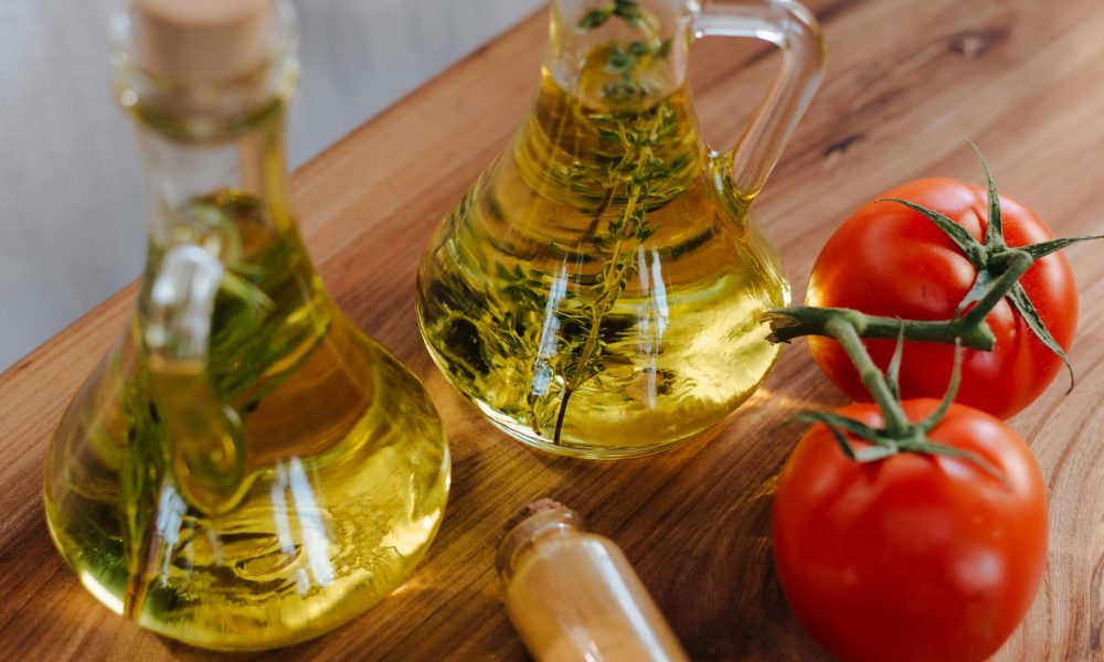 Aceite de oliva, tomates y limón, ingredientes de la dieta mediterránea